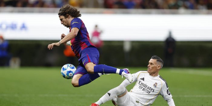 Carles Puyol (i), de Barcelona FC, disputa el balón con José Callejón (d), de Real Madrid, en un partido de la 'Copa de Leyendas' entre Barcelona y Real Madrid en el Estadio Akron en Guadalajara (México). EFE/Francisco Guasco