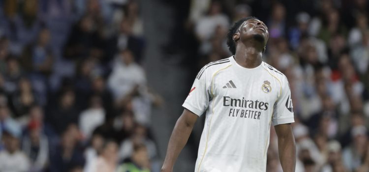 El defensa francés del Real Madrid Aurelien Tchouameni en el estadio Santiago Bernabéu en foto de archivo de Juanjo Martín. EFE