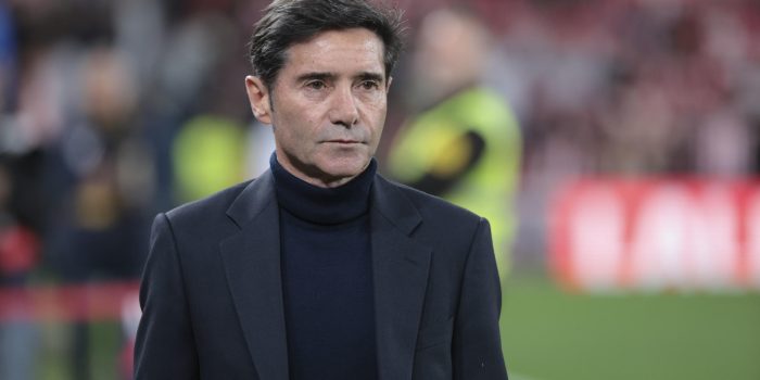 El entrenador del Villarreal Marcelino García Toral, durante el partido de la jornada 31 de LaLiga EA Sports entre el Athletic Club de Bilbao y el Villarreal CF, este domingo en el estadio de San Mamés.- EFE/ Luis Tejido