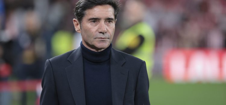 El entrenador del Villarreal Marcelino García Toral, durante el partido de la jornada 31 de LaLiga EA Sports entre el Athletic Club de Bilbao y el Villarreal CF, este domingo en el estadio de San Mamés.- EFE/ Luis Tejido