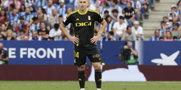 Fotografía de Toni Albir, en la que puede verse en una imagen de archivo del 23 de junio de 2024 al futbolista brasileño Alexandre Zurawski 'Alemao', durante un partido como jugador del Real Oviedo entonces. EFE