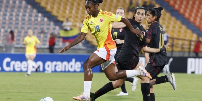 Linda Caicedo (i), de Colombia, disputa el balón en un partido de la Liga de Naciones Femenina ante Perú en el Atanasio Girardot, en Medellín. EFE/Mauricio Dueñas Castañeda