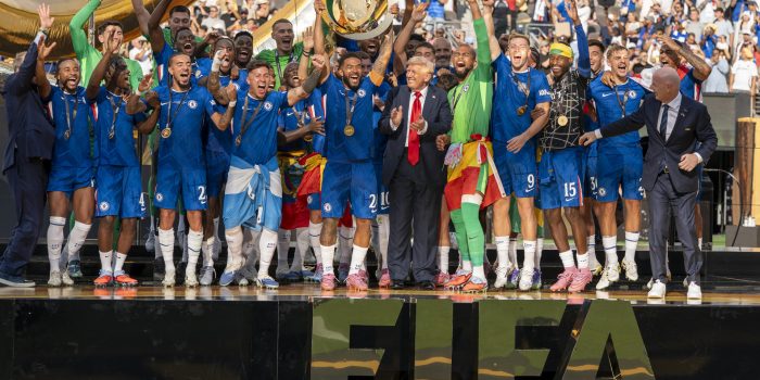 Reece James (c) de Chelsea levanta el trofeo de campeón del Mundial de Clubes junto al presidente de los Estados Unidos, Donald Trump tras vencer a París Saint-Germain (PSG) en el estadio MetLife en Nueva Jersey (Estados Unidos). EFE/ Ángel Colmenares