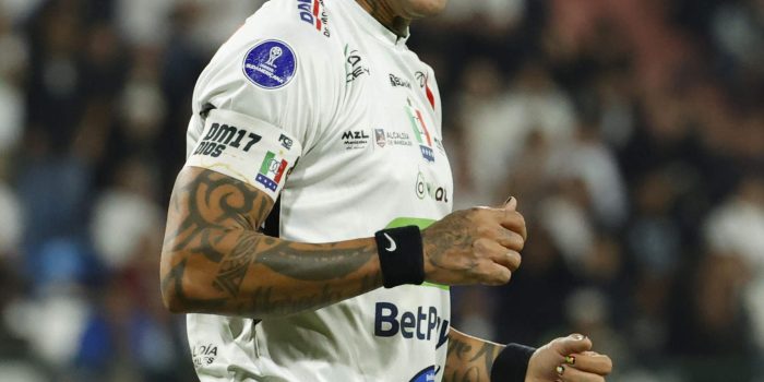 El delantero Dayro Moreno es la carta de gol que presentará Once Caldas colombiano para enfrentar al Hucacán argentino en el partido de ida de los octavos de final de la Copa Sudamericana, este martes en el estadio Palogrande, de Manizales. EFE/ Mauricio Dueñas Castañeda