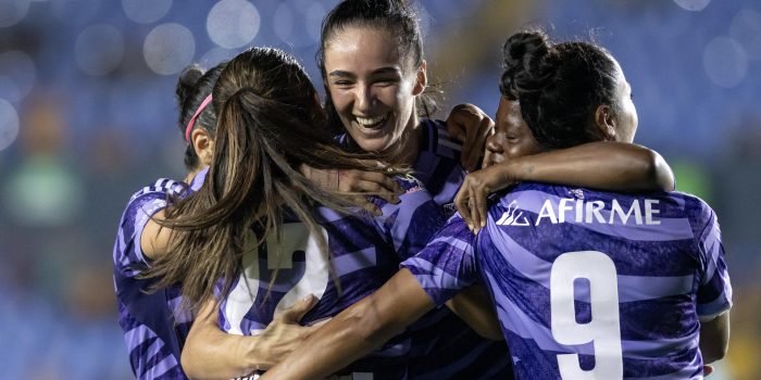 Jugadoras de Tigres celebran un gol en un partido de la Liga Femenil MX en el Estadio Universitario, en Monterrey (México). Fotografía de archivo. EFE/Miguel Sierra
