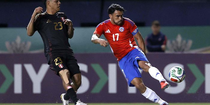 Fotografía cedida por la Federación de Fútbol de Chile en la que se observa a Gabriel Suazo (d) de Chile en disputa del balón con Joao Grimaldo de Perú este viernes en un partido amistoso en el estadio Bicentenario de La Florida, en Santiago. EFE/ Federación de Fútbol de Chile