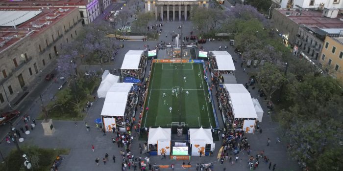 Fotografía aérea del juego de exhibición 'Juego de Corazón' este jueves, en la Plaza Liberación del centro histórico de Guadalajara, Jalisco (México). El centro de Guadalajara se convirtió en un pequeño estadio de fútbol en el que jugadores exmundialistas mexicanos disputaron un partido de exhibición en uno de los eventos previos al Mundial 2026. EFE/ Francisco Guasco