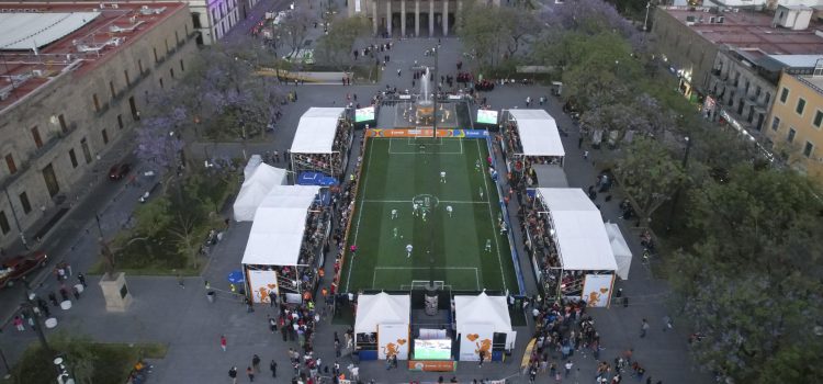 Fotografía aérea del juego de exhibición 'Juego de Corazón' este jueves, en la Plaza Liberación del centro histórico de Guadalajara, Jalisco (México). El centro de Guadalajara se convirtió en un pequeño estadio de fútbol en el que jugadores exmundialistas mexicanos disputaron un partido de exhibición en uno de los eventos previos al Mundial 2026. EFE/ Francisco Guasco