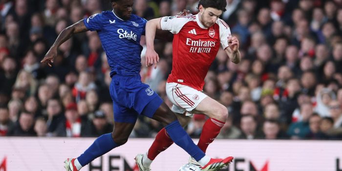 El jugador del Everton Tim Iroegbunam (d) y Declan Rice, del Arsenal (d), en acción durante el partido de la Premier League que han jugado Arsenal FC y Everton FC, en Londres, Reino Unido. EFE/EPA/NEIL HALL