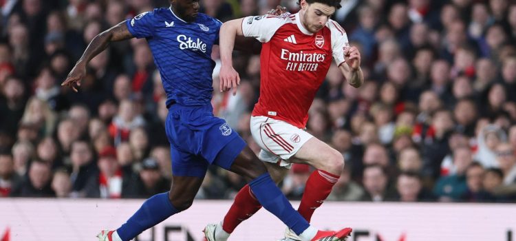 El jugador del Everton Tim Iroegbunam (d) y Declan Rice, del Arsenal (d), en acción durante el partido de la Premier League que han jugado Arsenal FC y Everton FC, en Londres, Reino Unido. EFE/EPA/NEIL HALL