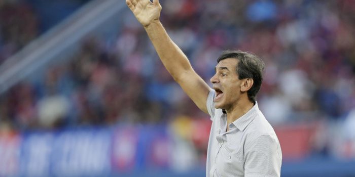 Fotografía de archivo del 3 de mayo de 2025 del entrenador Fabián Bustos de Olimpia. EFE/Juan Pablo Pino