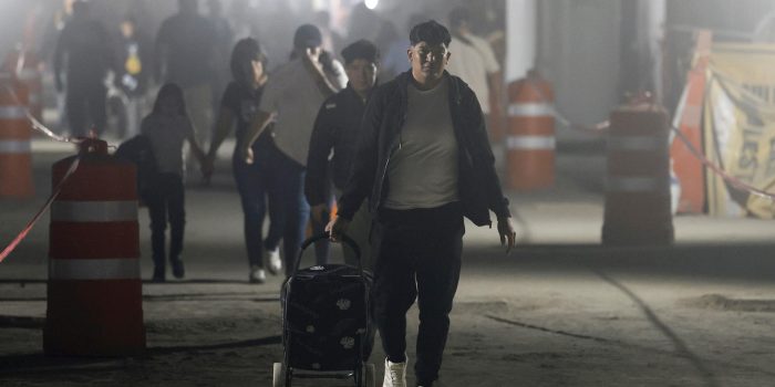 Personas caminan por andenes de la Línea 2 del Sistema de Transporte Colectivo Metro durante su remodelación este jueves, en la Ciudad de México (México). EFE/Sáshenka Gutiérrez