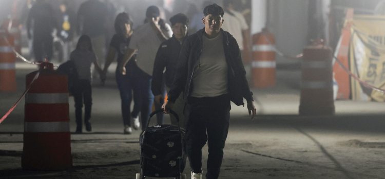 Personas caminan por andenes de la Línea 2 del Sistema de Transporte Colectivo Metro durante su remodelación este jueves, en la Ciudad de México (México). EFE/Sáshenka Gutiérrez
