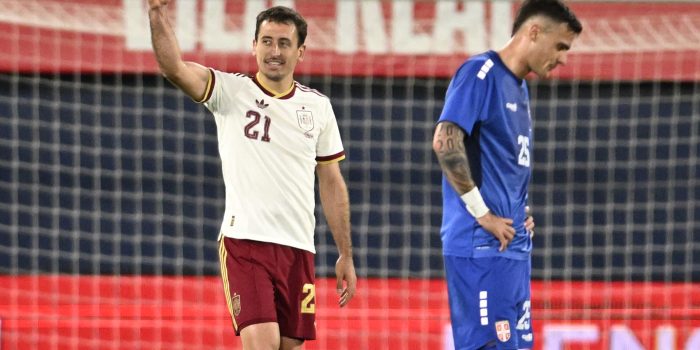 Mikel Oyarzabal celebra el 2-0 ante Serbia. EFE/Andreu Esteban