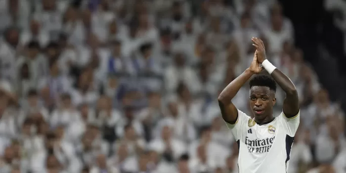 alt Brasileño Vinícius vuelve como titular