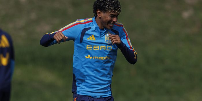 Fotografía de Rodrigo Jiménez, en la que puede verse en una imagen de archivo del pasado 26 de marzo al internacional español Lamine Yamal, durante un entrenamiento de la selección nacional de fútbol. EFE