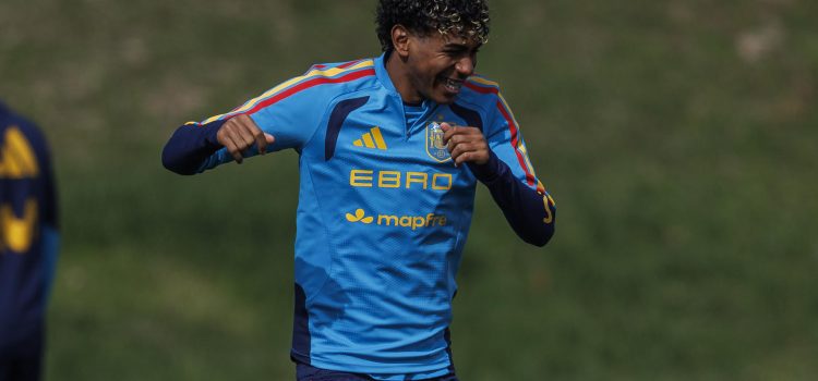 Fotografía de Rodrigo Jiménez, en la que puede verse en una imagen de archivo del pasado 26 de marzo al internacional español Lamine Yamal, durante un entrenamiento de la selección nacional de fútbol. EFE