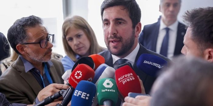 El presidente Ejecutivo del Grupo Cox, Enrique Riquelme, atiende a los medios este miércoles tras participar en el VII Foro Internacional organizado por el diario económico Expansión que se celebra en el Parador de Alcalá de Henares (Madrid). EFE/ Javier Lizon