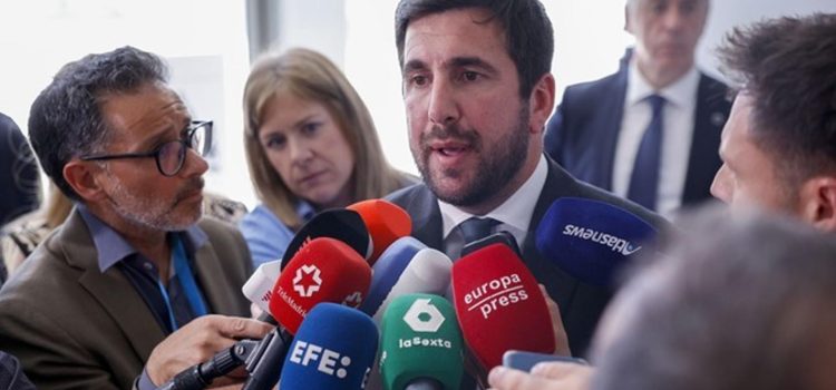 El presidente Ejecutivo del Grupo Cox, Enrique Riquelme, atiende a los medios este miércoles tras participar en el VII Foro Internacional organizado por el diario económico Expansión que se celebra en el Parador de Alcalá de Henares (Madrid). EFE/ Javier Lizon