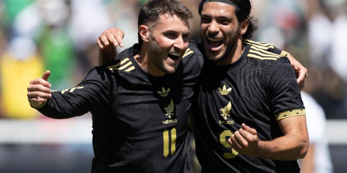Santiago Giménez (i) y Raúl Jiménez de México celebran un gol durante un partido amistoso entre México y Suiza en el estadio Rice- Eccles de Salt Lake City (Estados Unidos). EFE/ Carlos Ramírez