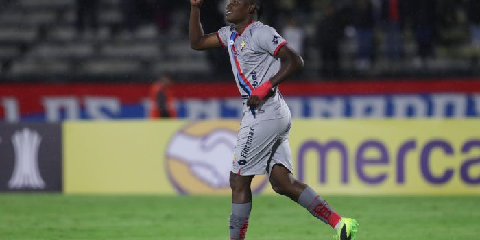 Fotografía de archivo del entonces jugador del equipo El Nacional Marcos Olmedo durante un partido en Quito (Ecuador). Olmedo, que militaba en el Mushuc Runa de la primera división de Ecuador, murió este domingo en un accidente de tránsito registrado en la provincia norteña de Esmeraldas. EFE/ José Jácome