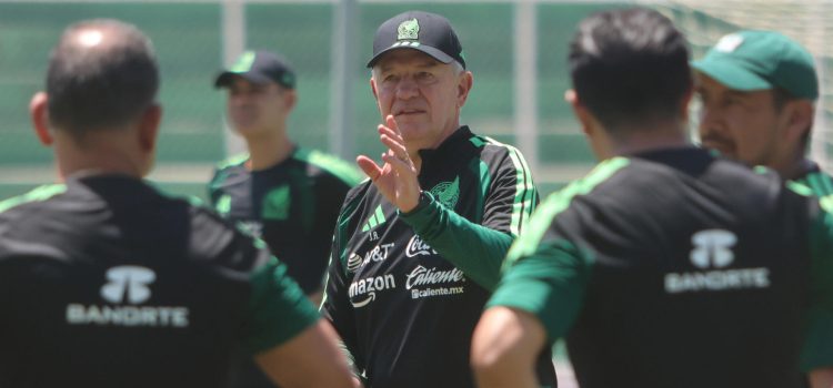 El seleccionador de México, Javier Aguirre (c), habla durante un entrenamiento. Imagen de archivo. EFE/ Juan Carlos Torrejón