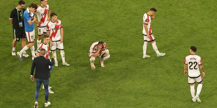 Los jugadores del Rayo se lamentan tras la final de la Liga Conferencia que han jugado Crystal Palace y Rayo Vallecano, en Leipzig, Alemania. EFE/EPA/FRIEDEMANN VOGEL