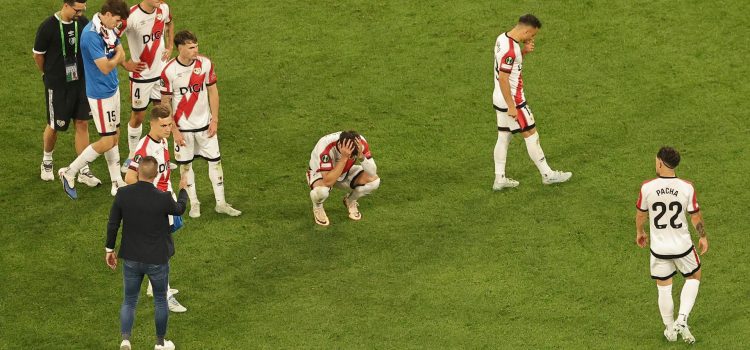 Los jugadores del Rayo se lamentan tras la final de la Liga Conferencia que han jugado Crystal Palace y Rayo Vallecano, en Leipzig, Alemania. EFE/EPA/FRIEDEMANN VOGEL