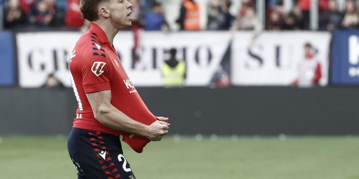 El centrocampista del Liverpool celebra un gol con su equipo hasta ahora, el Osasuna. EFE/ Jesús Diges