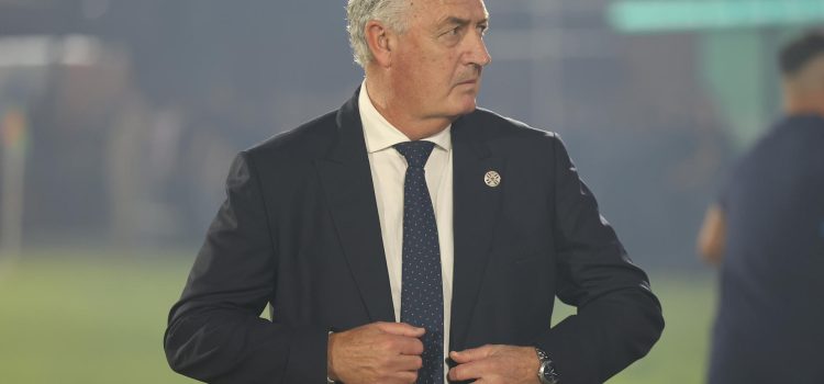 El entrenador de Paraguay, Gustavo Alfaro, reacciona en un partido amistoso entre Paraguay y Nicaragua previo a la Copa Mundial de Fútbol 2026 en el estadio Defensores del Chaco en Asunción (Paraguay). EFE/ Juan Pablo Pino