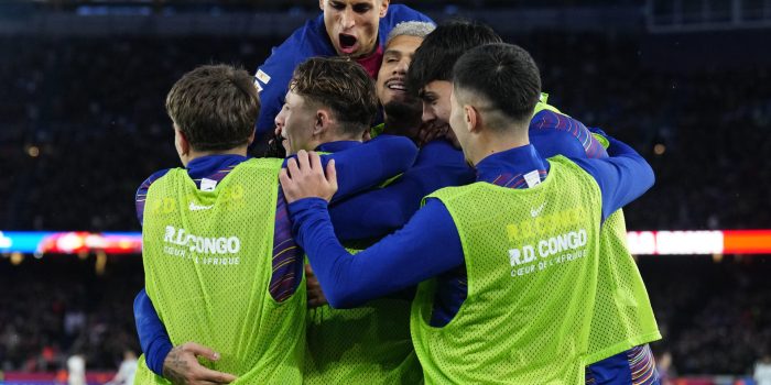 Jugadores del FC Barcelona celebran el gol de su compañero Raphinha ante el Real Oviedo, segundo para el conjunto azulgrana, durante el partido de LaLiga disputado entre el FC Barcelona y el Real Oviedo este domingo en el Camp Nou en Barcelona. EFE/Alejandro García