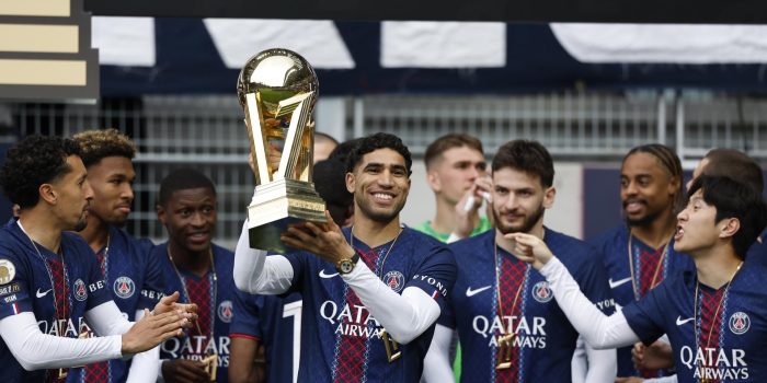 El futbolista del PSG Achraf Hakimi (c), durante las celebraciones por el título de Liga el pasado 17 de mayo. EFE/MOHAMMED BADRA
