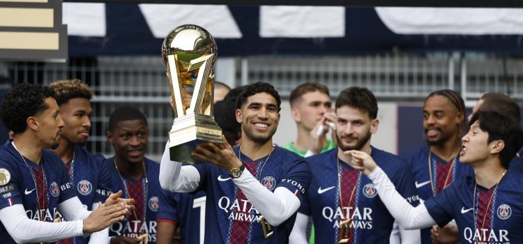 El futbolista del PSG Achraf Hakimi (c), durante las celebraciones por el título de Liga el pasado 17 de mayo. EFE/MOHAMMED BADRA