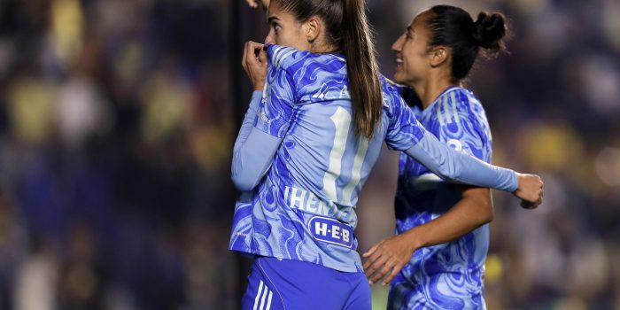 Jheniffer Da Silva Cordinali (i) y Sandra Mayor de Tigres celebran un gol en el estadio Ciudad de los Deportes, en Ciudad de México (México). Imagen de archivo. EFE/ Isaac Esquivel