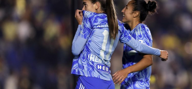Jheniffer Da Silva Cordinali (i) y Sandra Mayor de Tigres celebran un gol en el estadio Ciudad de los Deportes, en Ciudad de México (México). Imagen de archivo. EFE/ Isaac Esquivel