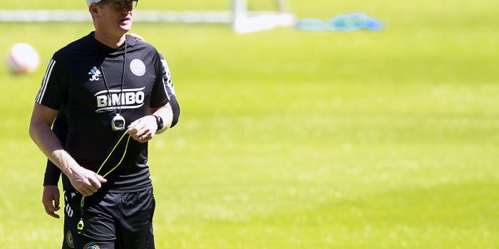 El entrenador de Philadelphia Union, Jim Curtin, dirige a su equipo durante entrenamiento previo al partido contra Atlas por los cuartos de final de la Liga de Campeones Concacaf hoy, en el estadio Jalisco. (México). EFE/ Francisco Guasco