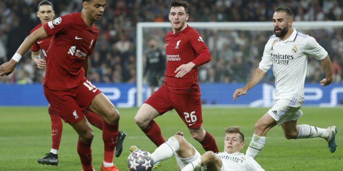 El centrocampista del Liverpool Cody Gakpo (i) trata de escapar de Toni Kroos (en el suelo), del Real Madrid, durante el partido de vuelta de los octavos de final de la Liga de Campeones en el estadio Santiago Bernabéu, en Madrid. EFE/Juanjo Martín