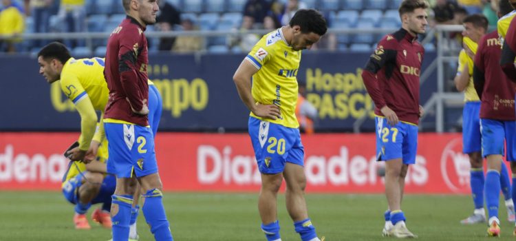 Los jugadores del Cádiz, al término del partido de Liga en Primera División que Cádiz CF y UD Las Palmas han disputado este domingo en el estadio Nuevo Mirandilla. EFE/Román Ríos