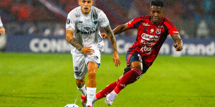 Alexis Serna (d), del Medellín, disputa un balón con Ramiro Degregorio, del Liverpool, este martes en el partido de vuelta de la segunda fase previa de la Copa Libertadores en el estadio Atanasio Girardot. EFE/ Str