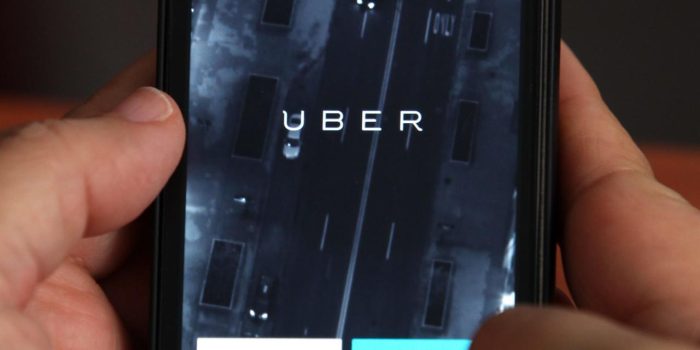 Vista de un teléfono celular donde anuncia el servicio de le empresa UBER en Ciudad de México. EFE/Alex Cruz