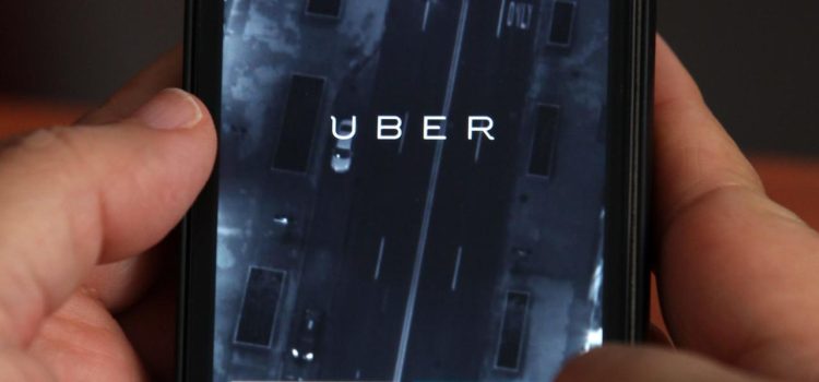 Vista de un teléfono celular donde anuncia el servicio de le empresa UBER en Ciudad de México. EFE/Alex Cruz