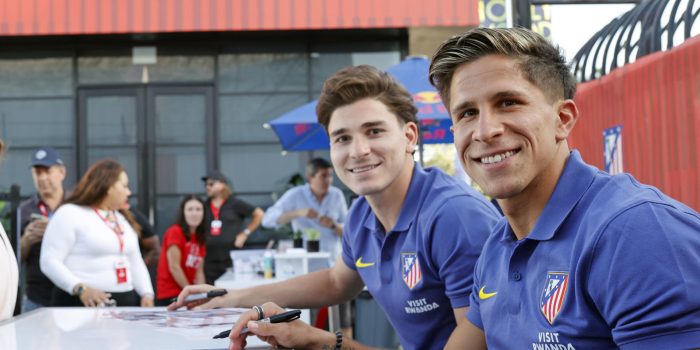Los jugadores del Atlético de Madrid Giuliano Simeone (d) y Julián Álvarez durante un encuentro con aficionados en Casa Atleti, Hollywood, dentro de las actividades del club en el Mundial de Clubes. EFE/ AtléticodeMadrid SOLO USO EDITORIAL/SOLO DISPONIBLE PARA ILUSTRAR LA NOTICIA QUE ACOMPAÑA (CRÉDITO OBLIGATORIO)