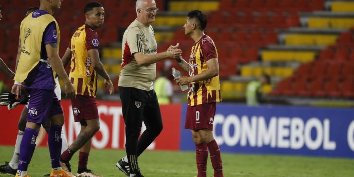 El entrenador Dorival Junior (c) de Sao Paulo saluda hoy a jugadores del Deportes Tolima tras el final de un partido por el Grupo D de la Copa Sudamericana en el estadio Manuel Murillo Toro, en Ibagué (Colombia). EFE/Carlos Ortega