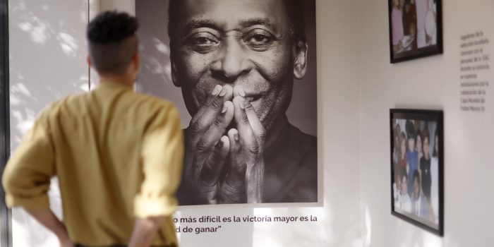 Una persona observa una fotografía de Pelé este jueves, dentro de la sede de la Conferencia Interamericana de Seguridad Social (CISS) en Ciudad de México (México). EFE/ Sáshenka Gutiérrez