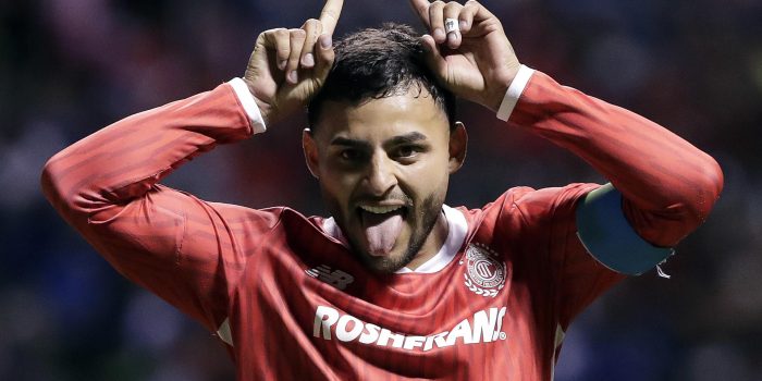 Alexis Vega del Toluca celebra un gol en el estadio Cuauhtémoc de Puebla (México). Fotografía de archivo.EFE/ Hilda Ríos