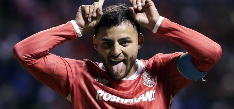 Alexis Vega del Toluca celebra un gol en el estadio Cuauhtémoc de Puebla (México). Fotografía de archivo.EFE/ Hilda Ríos