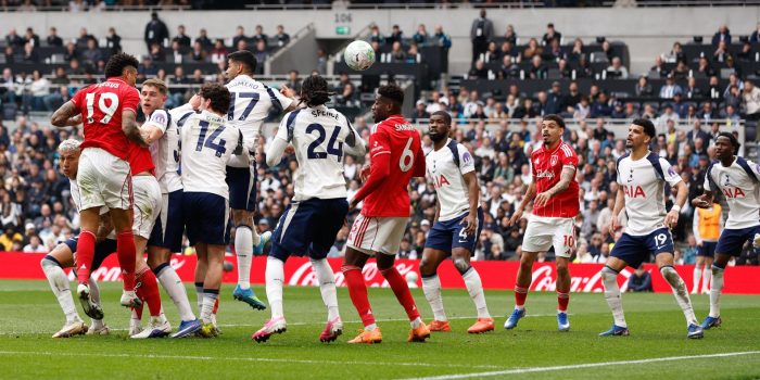 El delantero brasileño Igor Jesus of Nottingham Forest (I) logra el 0-1 durante el partido de la Premier League que han jugado Tottenham Hotspur y Nottingham Forest, en Londres, Reino Unido. EFE/EPA/DAVID CLIFF