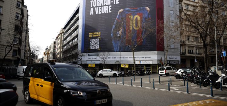 - El argentino Leo Messi se ha convertido, indirectamente, en el protagonista este miércoles de la campaña electoral del Barcelona, ya que ha aparecido en una lona gigante en el centro de la ciudad con su imagen, una iniciativa auspiciada desde la precandidatura de Marc Ciria (Movimiento 42). EFE/Alberto Estévez