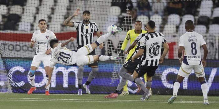 Fernando Cornejo (c) de LDU Quito patea el balón durante un partido de octavos de final de la Copa Libertadores. EFE/ Andre Coelho