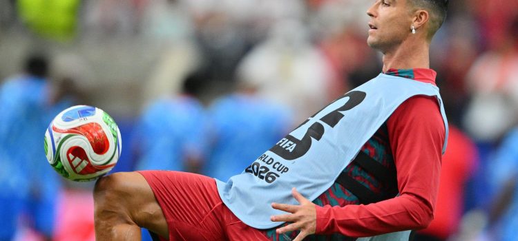 El portugués Cristiano Ronaldo, durante el calentamiento antes del partido del Mundial FIFA 2026 que disputaron Portugal y la República Democrática del Congo, en Houston. EFE/SAM WASSON